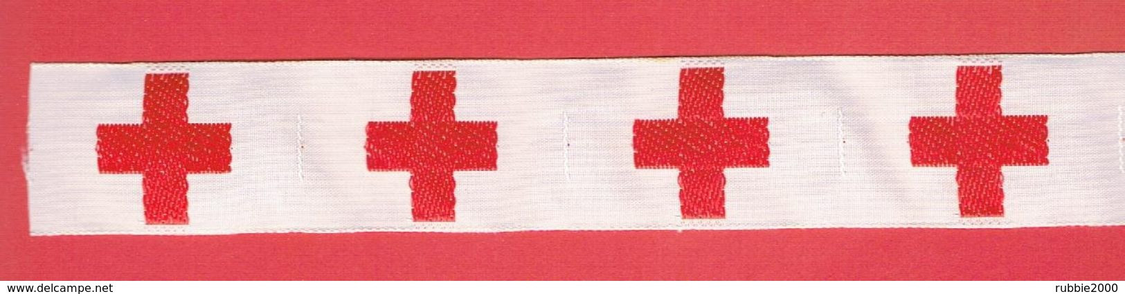 LOT DE 4 INSIGNES ANCIENS TISSU CROIX ROUGE 17 X 2,6 CM. EN SOIE TISSEE OU RUBAN POUR DECORATION CROIX ROUGE - Ecussons Tissu