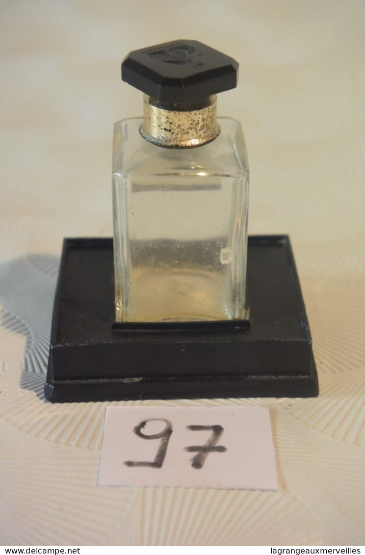 C97 Ancien Flacon De Parfum De Collection Lanvin Paris France - Flacons (vides)