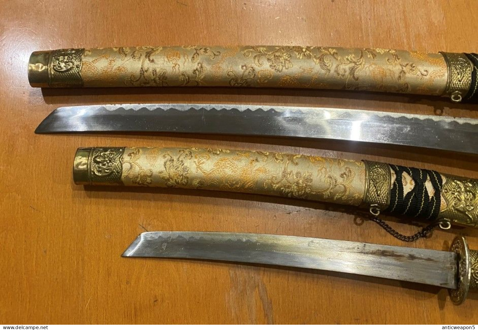 Deux Katanas Pour La Décoration. Japon. (H267) - Armes Blanches