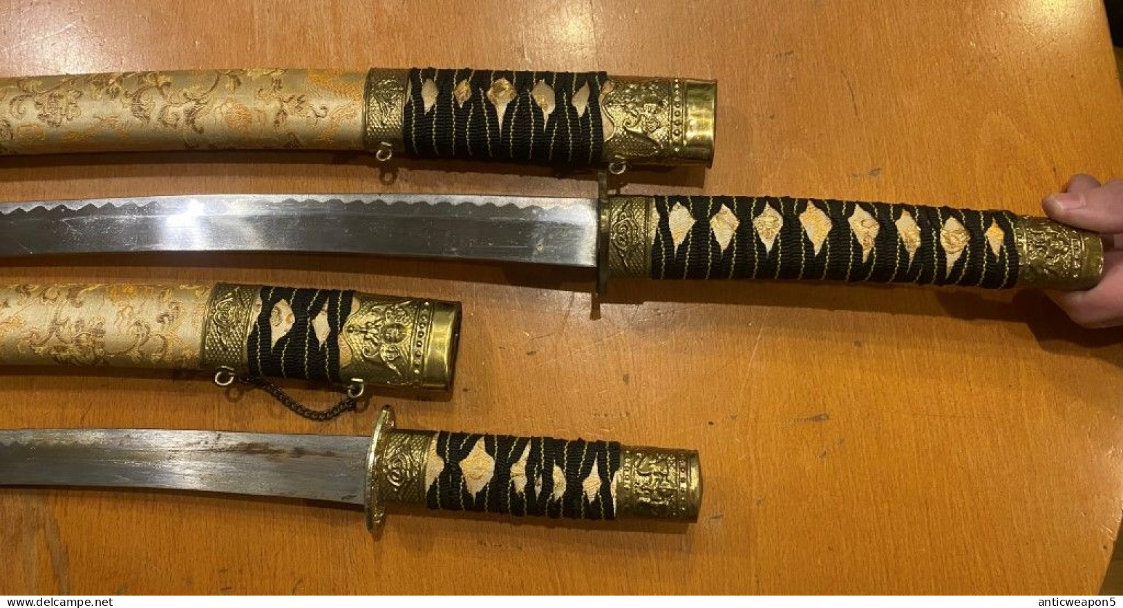 Deux Katanas Pour La Décoration. Japon. (H267) - Armes Blanches