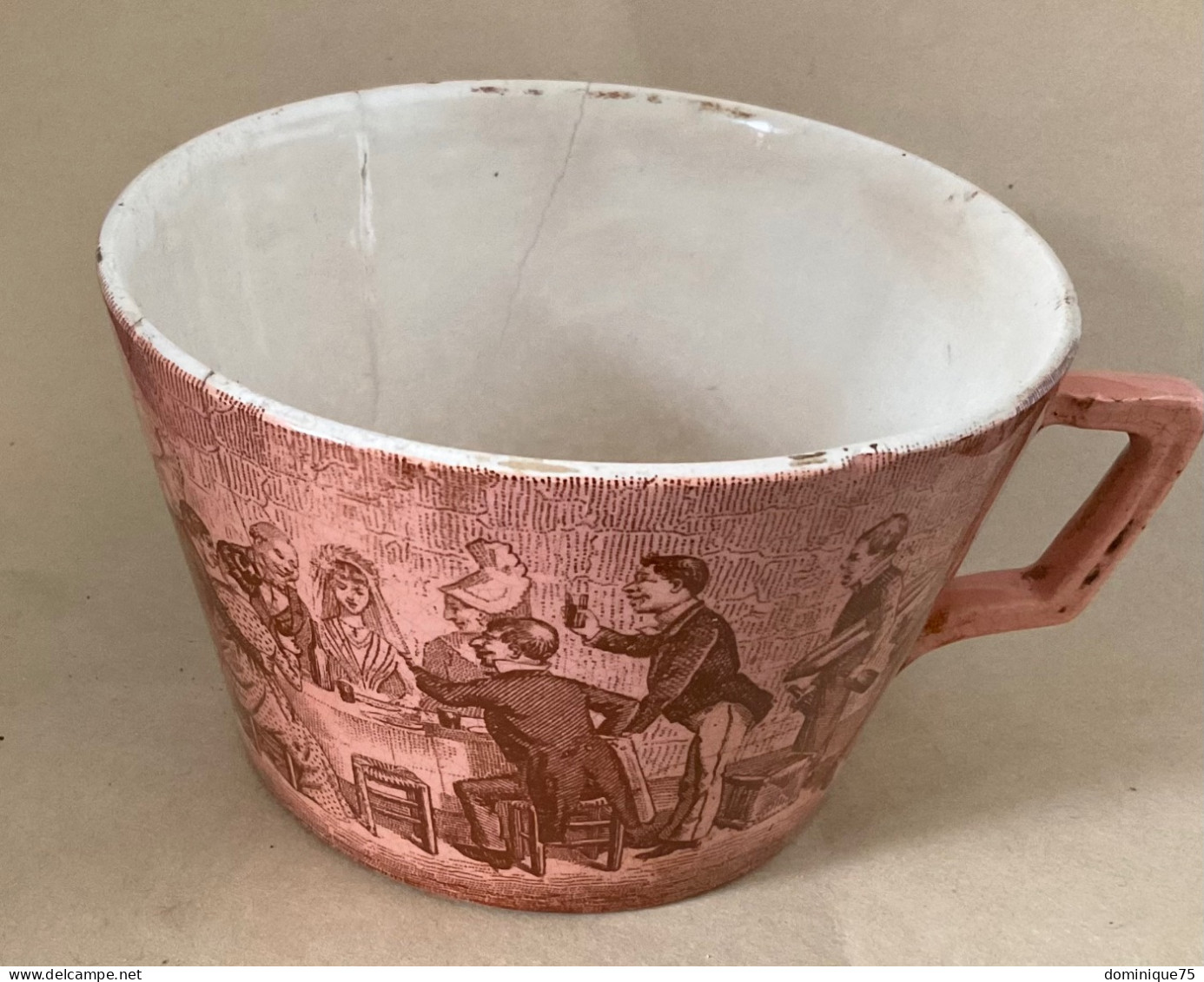 Rare Tasse Ancienne Faïence Vernissée Vieux Rose/brun, Dévot Scène Tournante, Mariage, Orchestre Vers 1875/1900 - Sarreguemines (FRA)