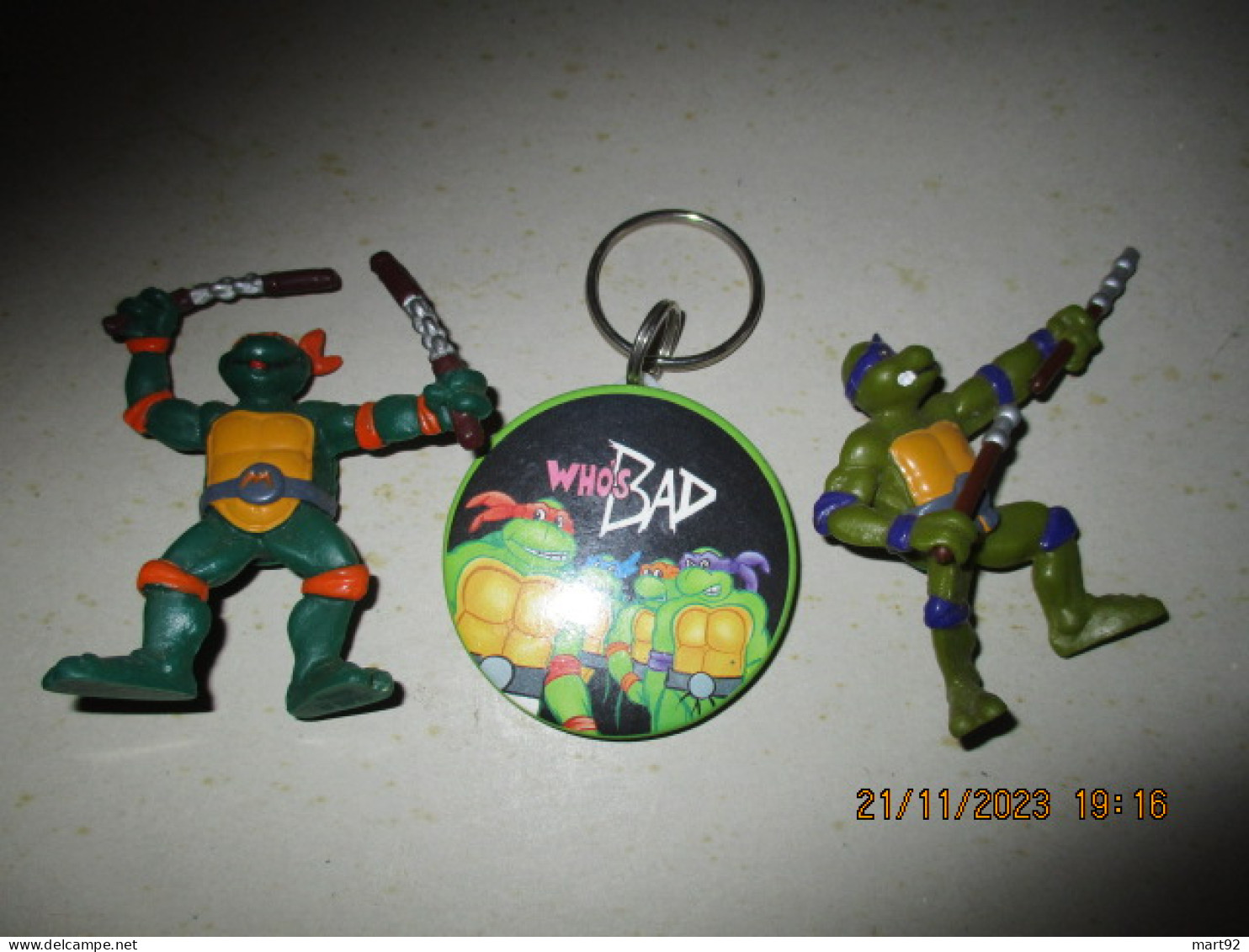 TORTUES NINJA 2 FIGURINES ET 1 PORTE CLEFS ANNEES 1990 - Las Tortugas Ninjas