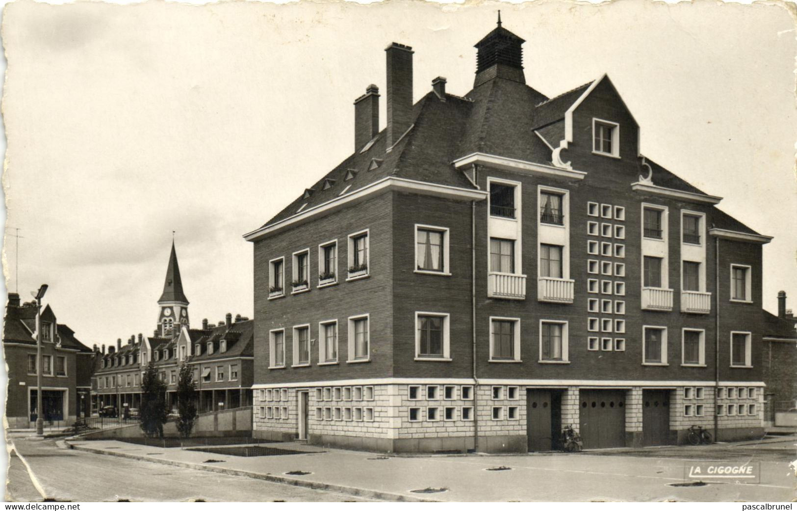 ROSIERES EN SANTERRE - VUE SUR L'HOTEL DE VILLE ET L'EGLISE - Rosieres En Santerre