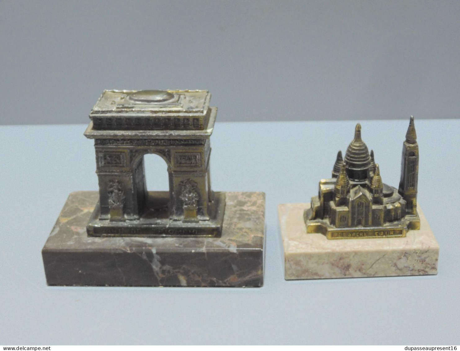 -2 SOUVENIRS PARIS ARC De TRIOMPHE  SACRE COEUR Régule Sur Marbre PAPERWEIGHT  E - Presse-papier