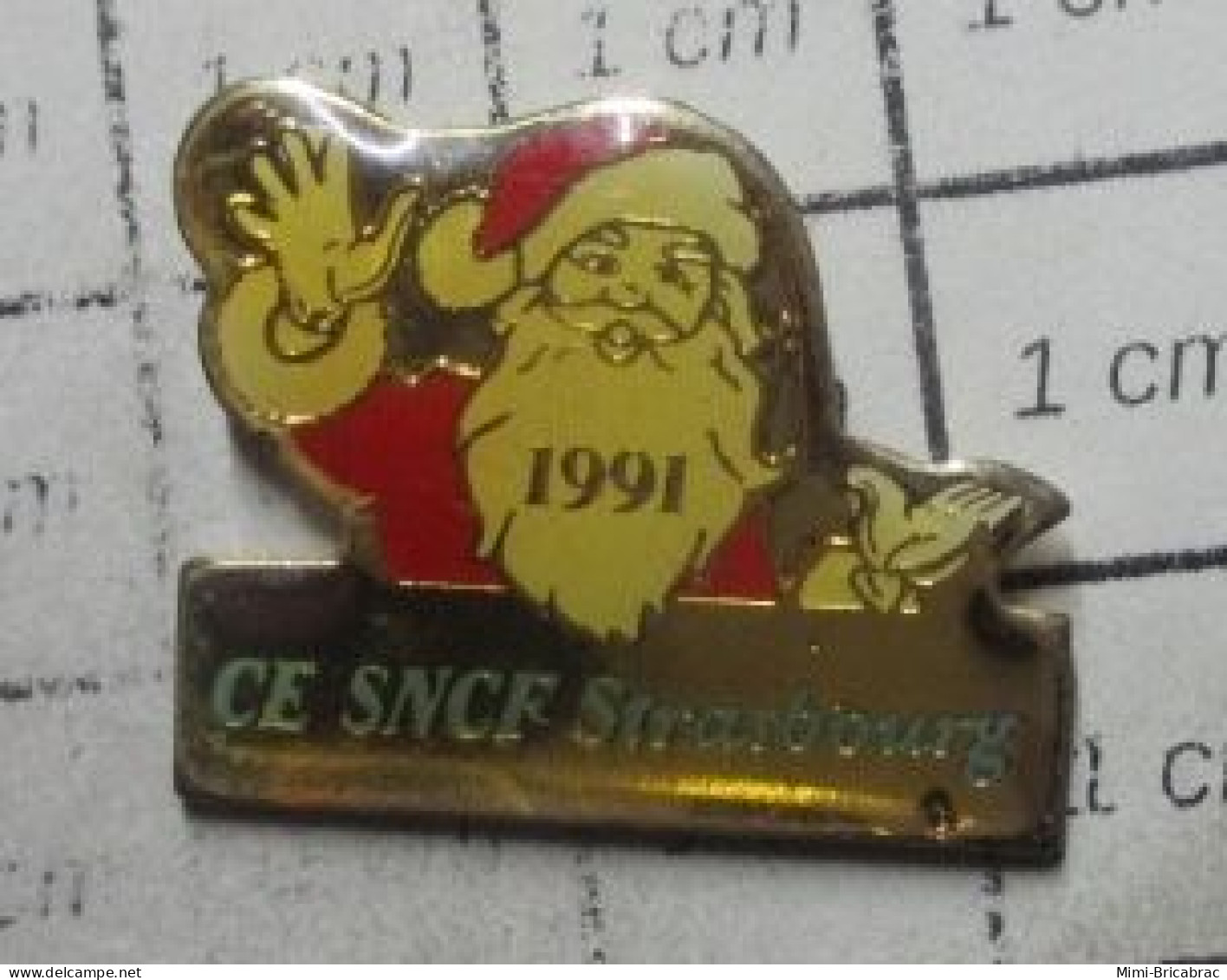 712E Pin's Pins / Beau Et Rare / NOEL / PERE NOEL CE SNCF STRASBOURG - Natale