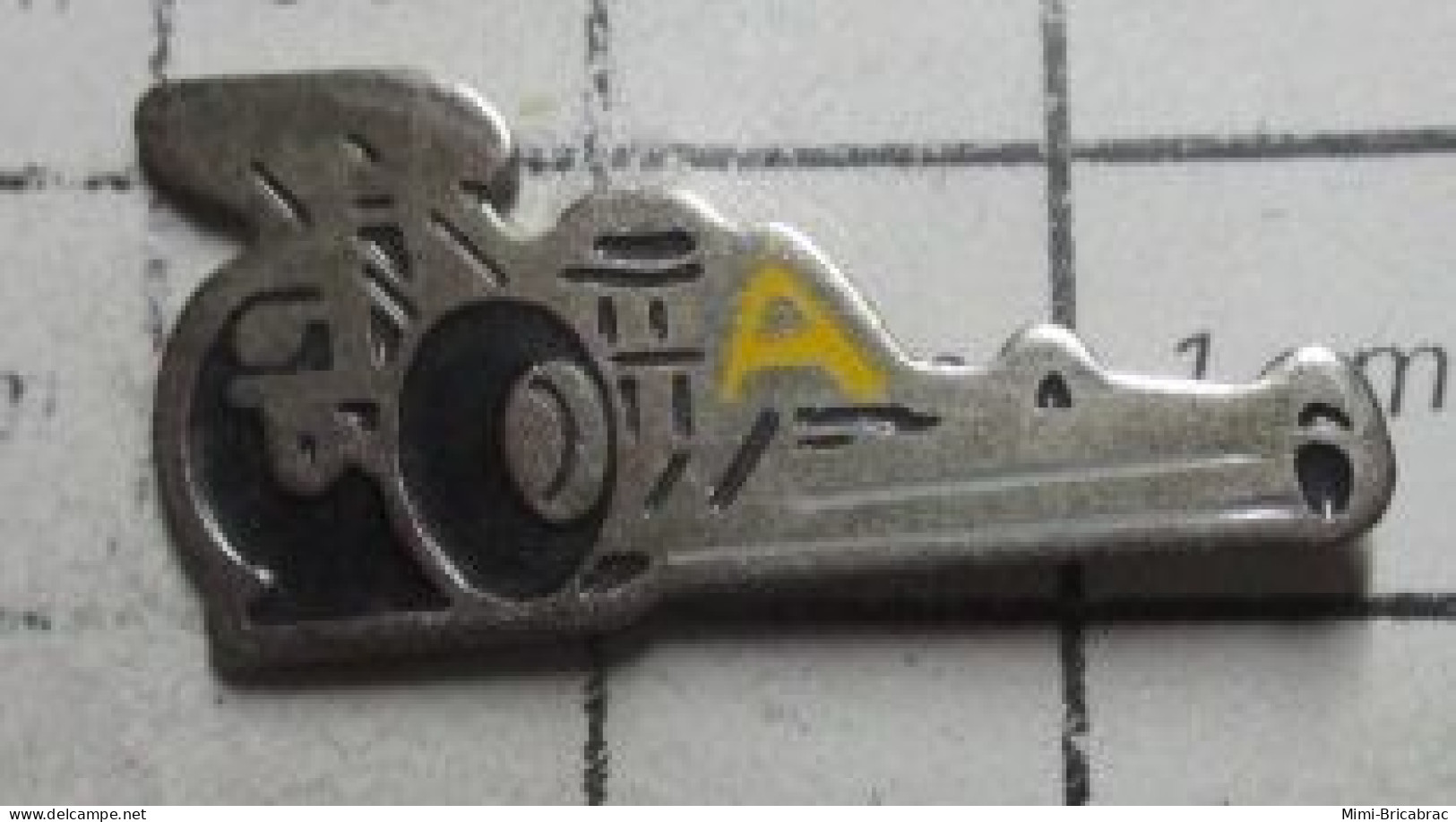 316A Pin's Pins / Beau Et Rare / SPORTS : AUTOMOBILE ESPECE DE DRAGSTER LETTRE A JAUNE - Automobile - F1