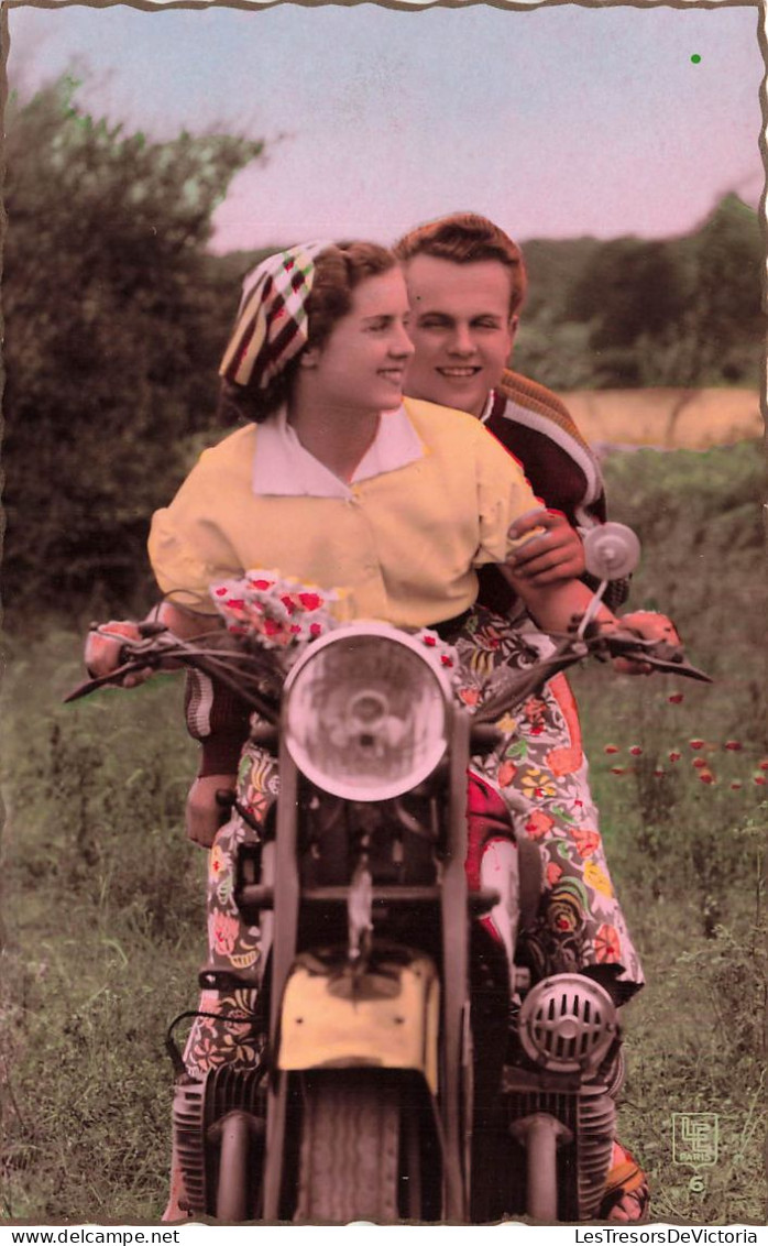 COUPLE - Promenade En Moto  - Colorisé - Carte Postale - Paare
