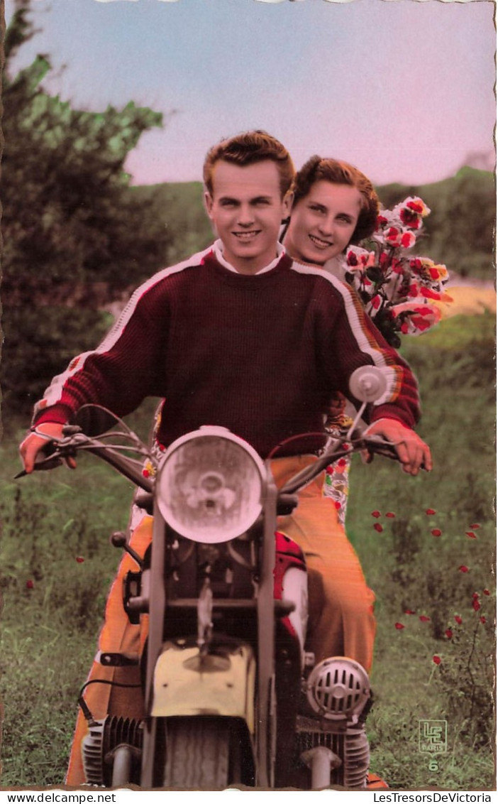 COUPLE - Promenade En Moto  - Colorisé - Carte Postale - Paare