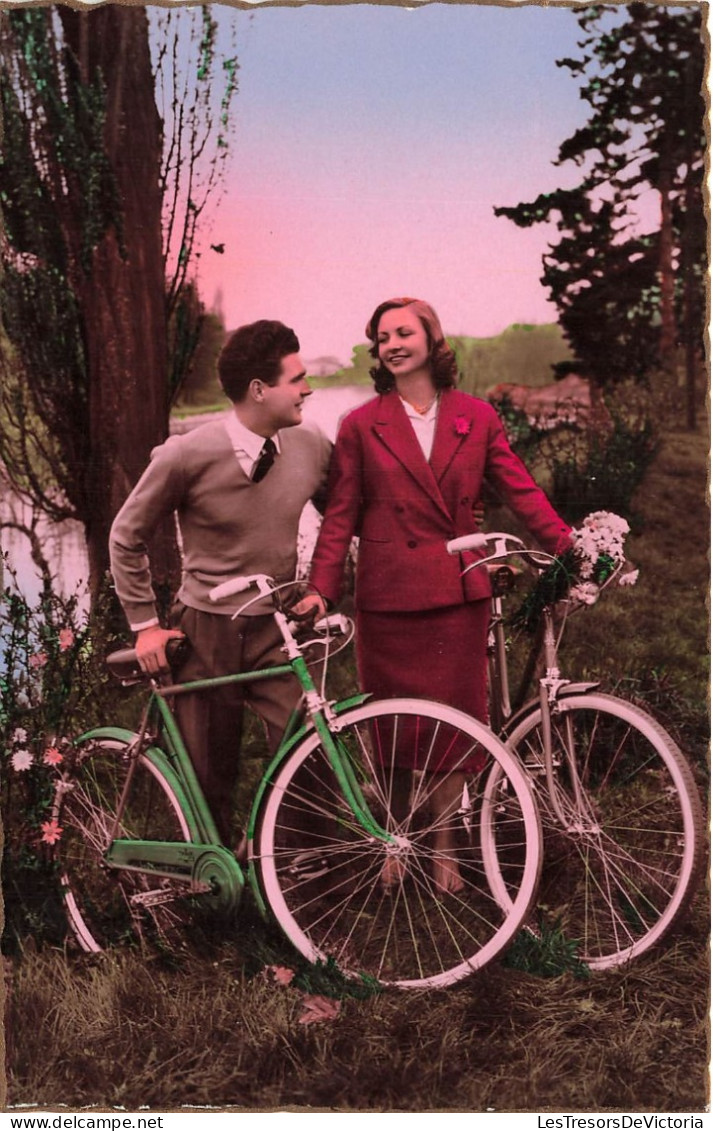 COUPLE - Promenade En Vélos  - Colorisé - Carte Postale - Paare