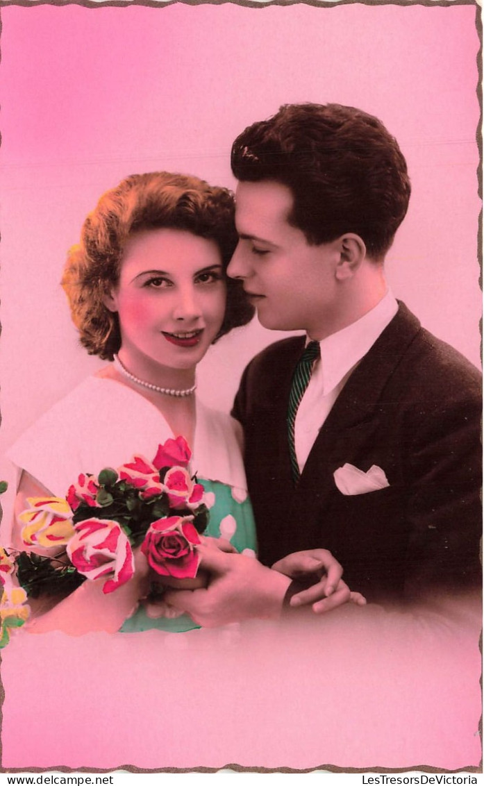 COUPLE - Un Doux Regard De L'homme - Colorisé - Carte Postale - Paare