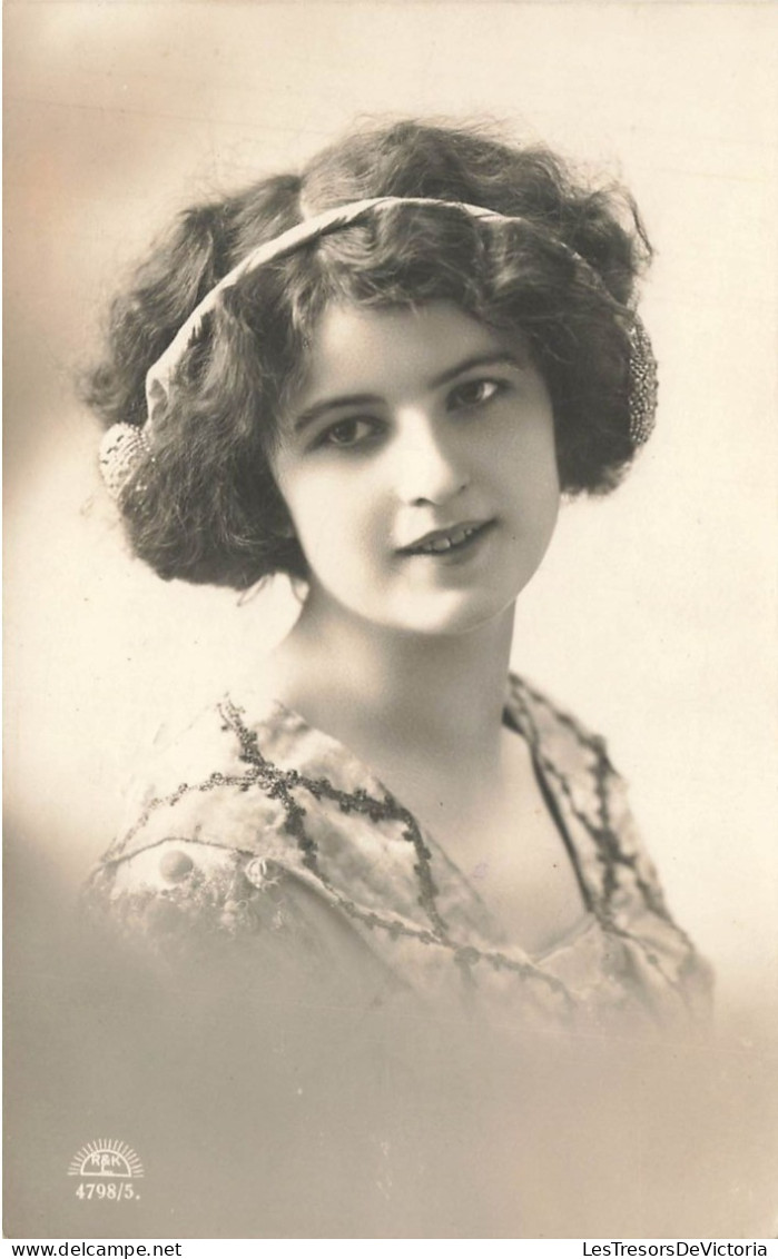 MODE -Portrait D'une Femme Avec Un Ornement Sur Ses Cheveux Courts - Carte Postale Ancienne - Mode