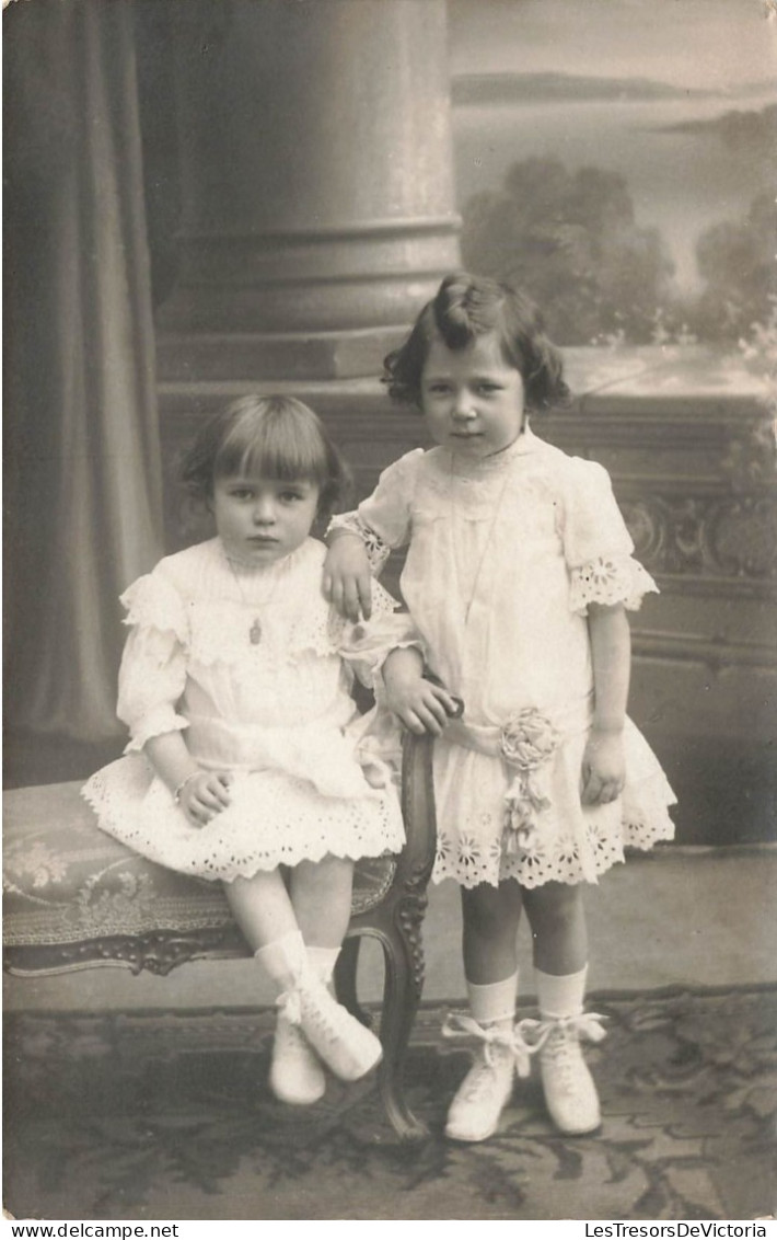 ENFANTS - Deux Soeurs En Petites Robes - Carte Postale Ancienne - Groepen Kinderen En Familie