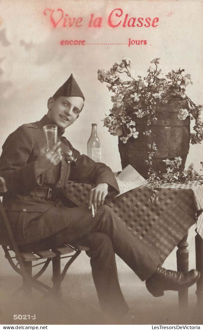 MILITARIA - Un Homme En Uniforme De Militaire Assis, Tenant Un Verre - Vive La Classe - Carte Postale Ancienne - Uniforms