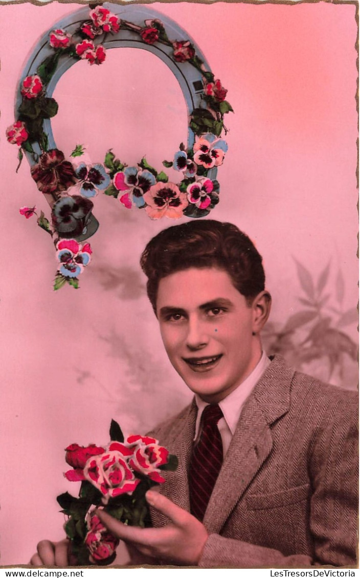 FANTAISIES - Un Homme Tenant Un Bouquet De Fleurs - Colorisé - Carte Postale Ancienne - Mannen