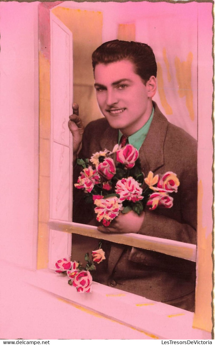 FANTAISIES - Un Homme Tenant Un Bouquet De Fleurs à La Fenêtre - Colorisé - Carte Postale Ancienne - Männer