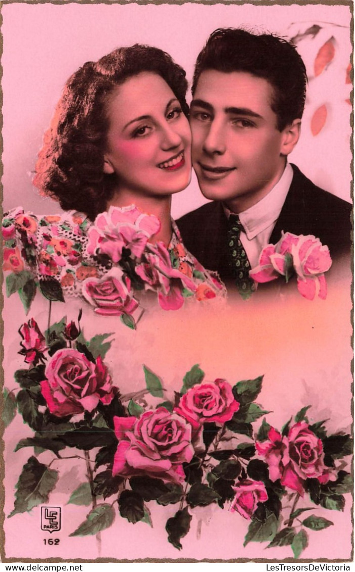 COUPLE - Un Couple Heureux Entouré De Roses - Colorisé - Carte Postale Ancienne - Paare