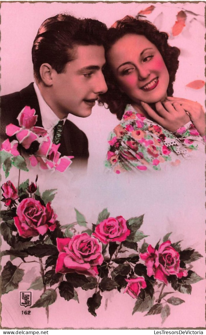 COUPLE - Un Couple Heureux Entouré De Roses - Colorisé - Carte Postale Ancienne - Paare