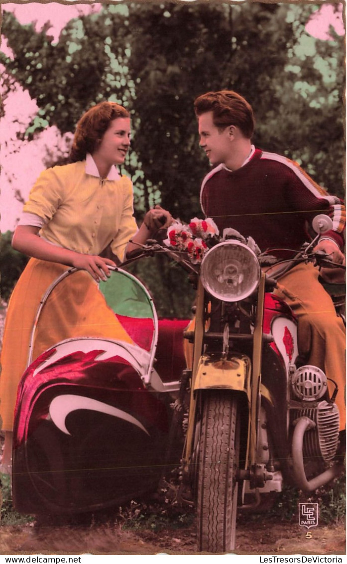 COUPLE - Promenade En Moto - Colorisé - Carte Postale Ancienne - Paare