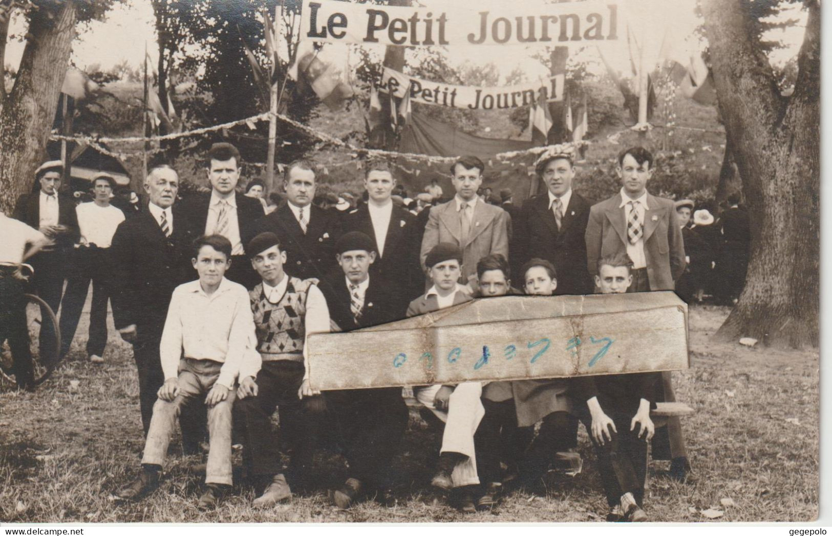 ETAMPES Ou Environs - Une Fête Avec " Le Petit Journal " ( Carte Photo ) - Etampes