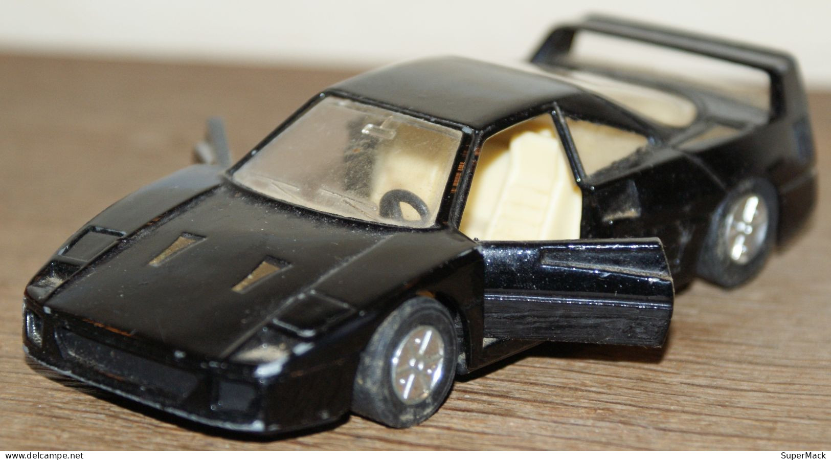 FERRARI F40 SS929 Noire 1:36 (?) - Massstab 1:32