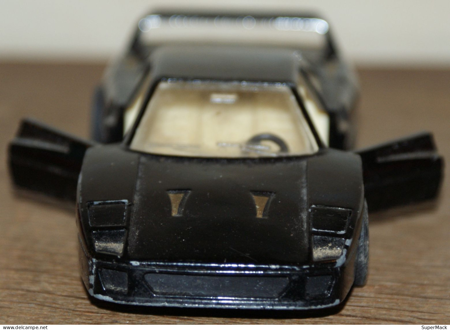 FERRARI F40 SS929 noire 1:36 (?)