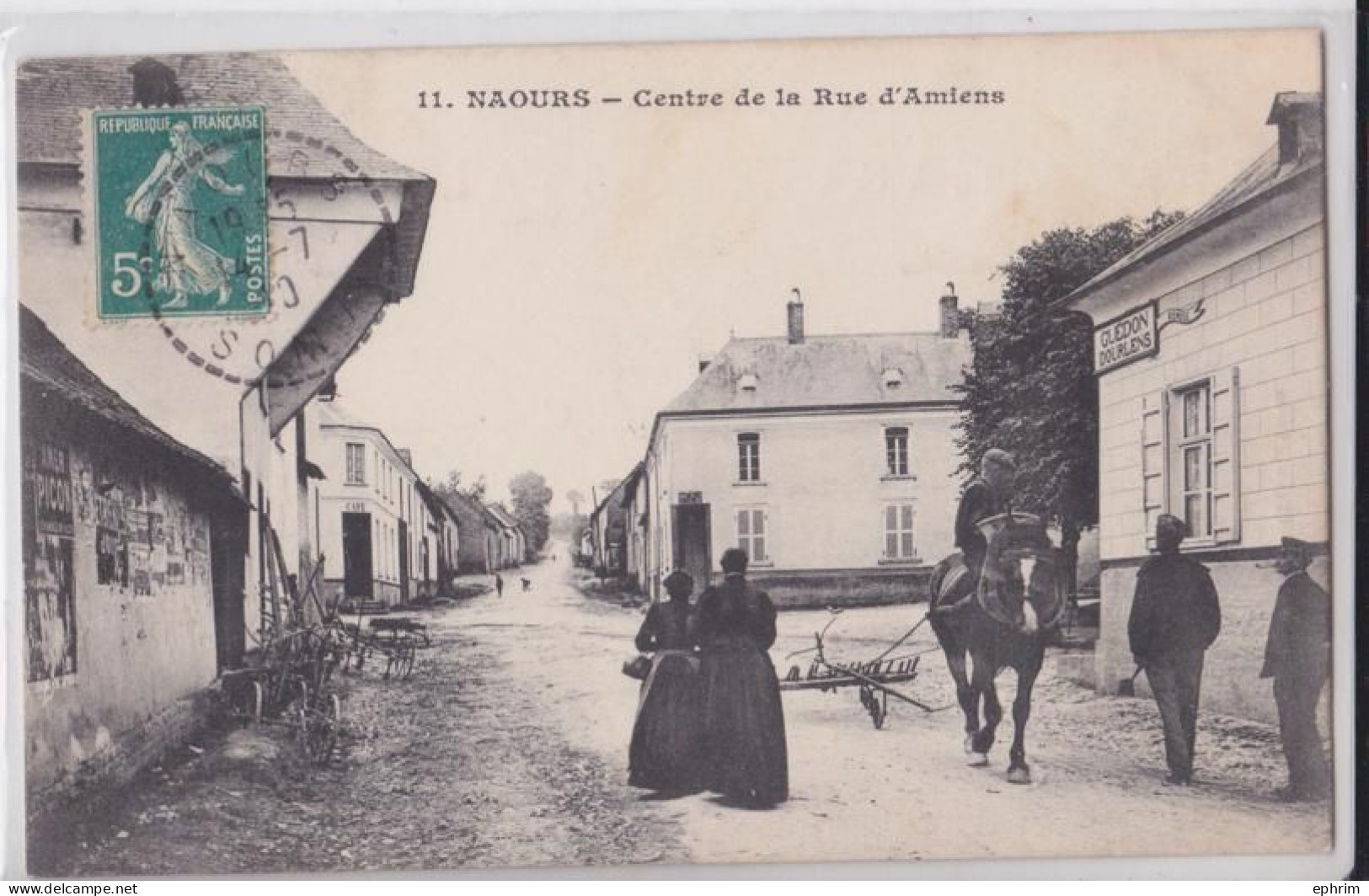 Naours Somme Centre De La Rue D'Amiens Cheval De Trait Matériel Agricole - Naours