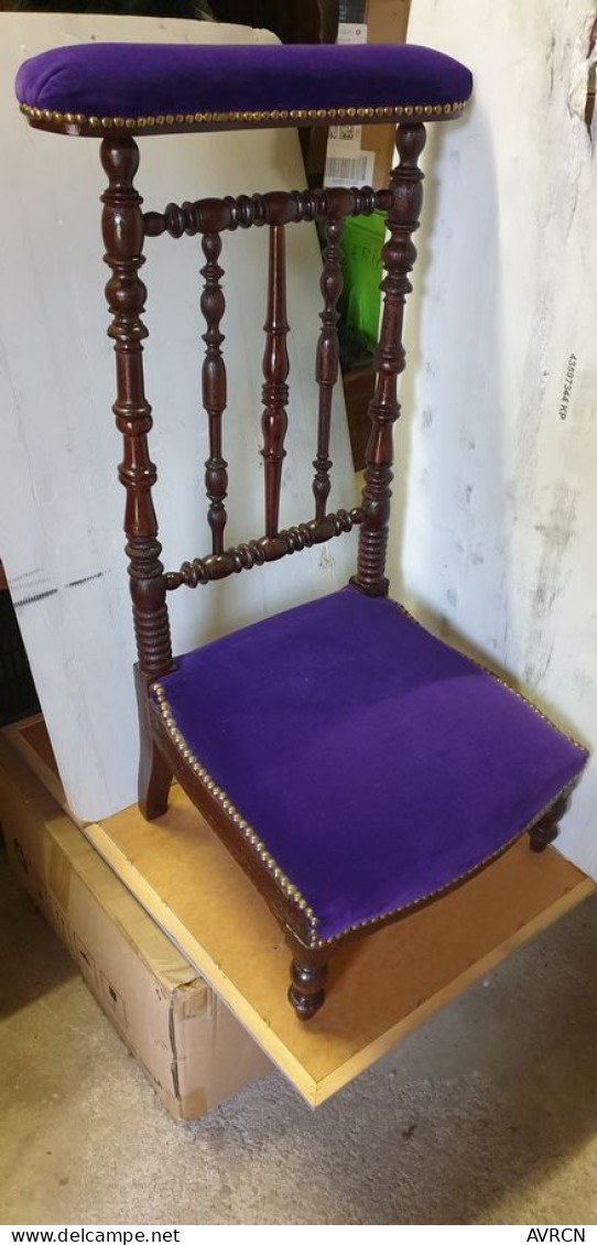 PRIE DIEU VELOURS VIOLET BORDS CLOUTES STYLE NAPOLEON III – début xxème