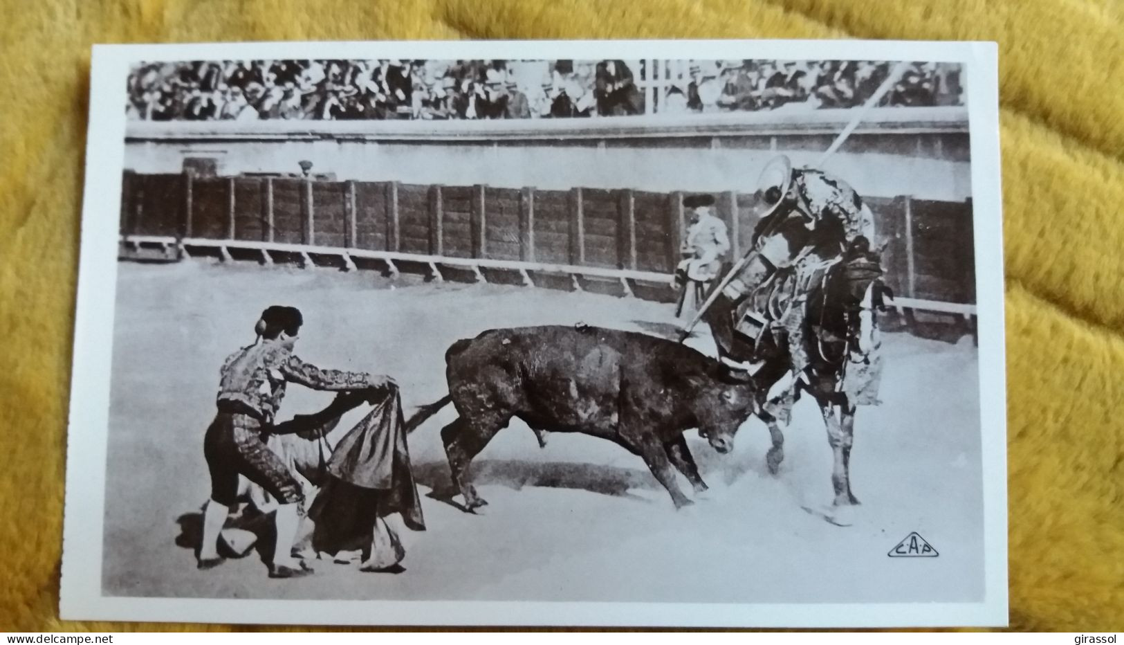 CPA COURSE DE TAUREAUX UNE BONNE PIQUE  COURTE 1930 ED C A P 12  TORERO TOREADOR ? TAUREAU CHEVAL CAVALIER - Toros