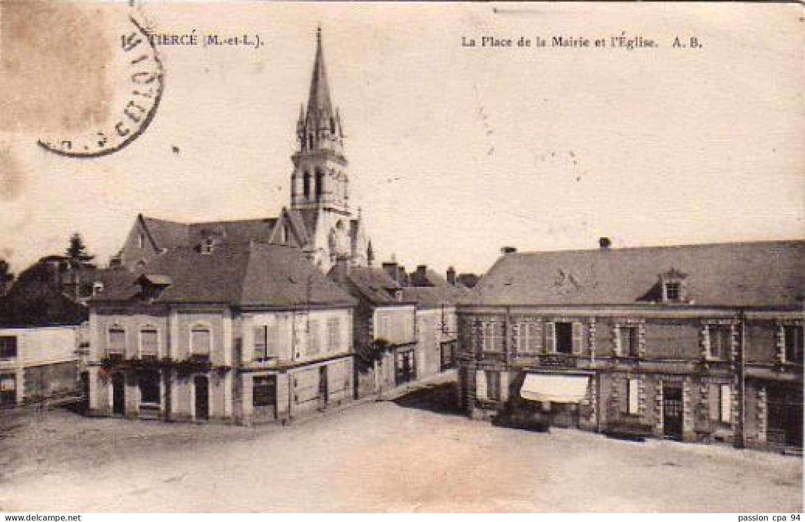 S47-009 Tiercé - La Place De La Mairie Et L'Eglise - Tierce