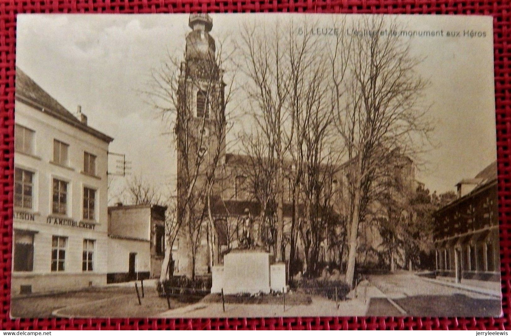 LEUZE  -   L'Eglise Et Le Monument Aux Héros - Leuze-en-Hainaut