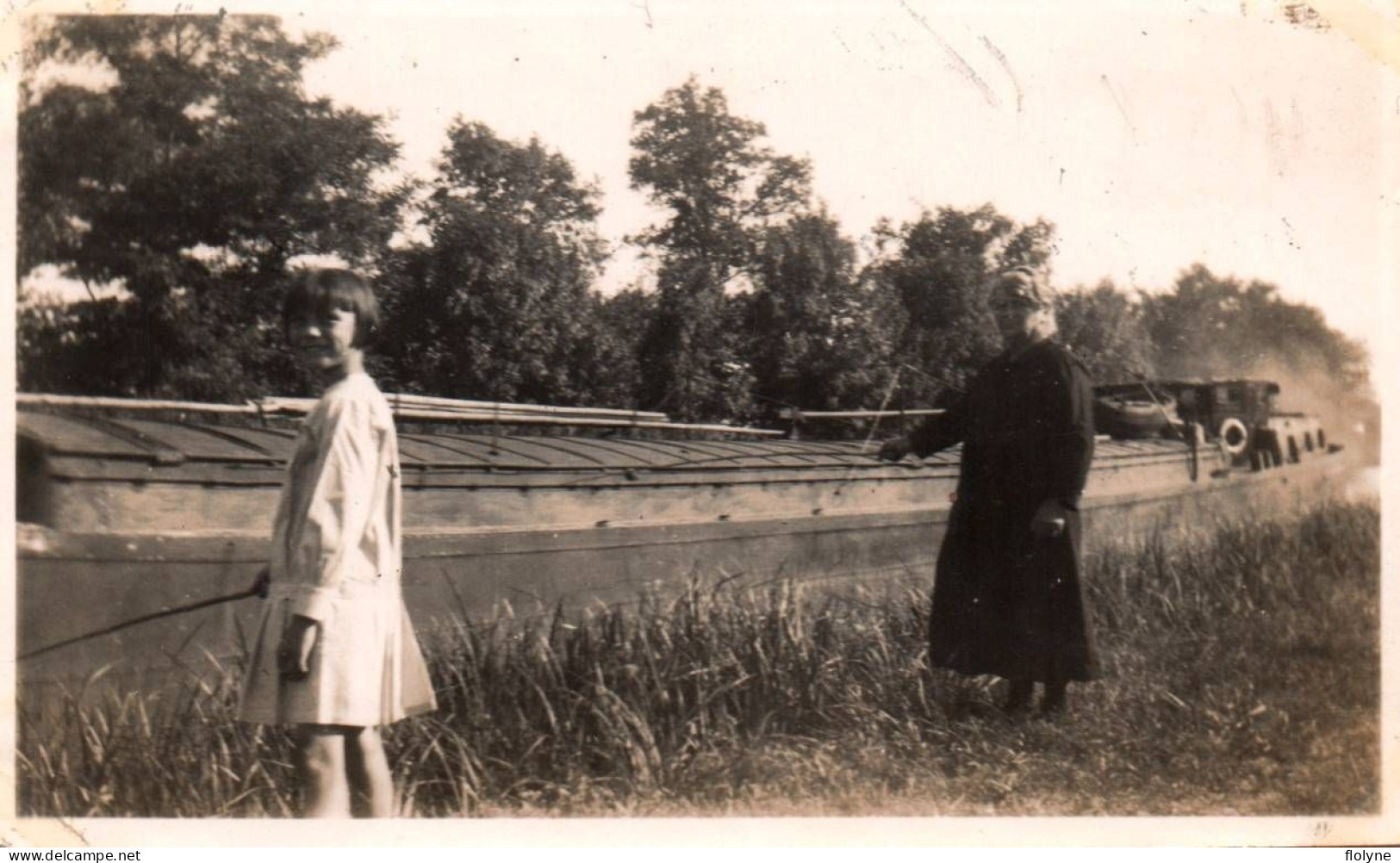 Péniche - Photo Ancienne - Péniche Dans Le Canal - Pêche à La Ligne - Bateau Transport - Houseboats