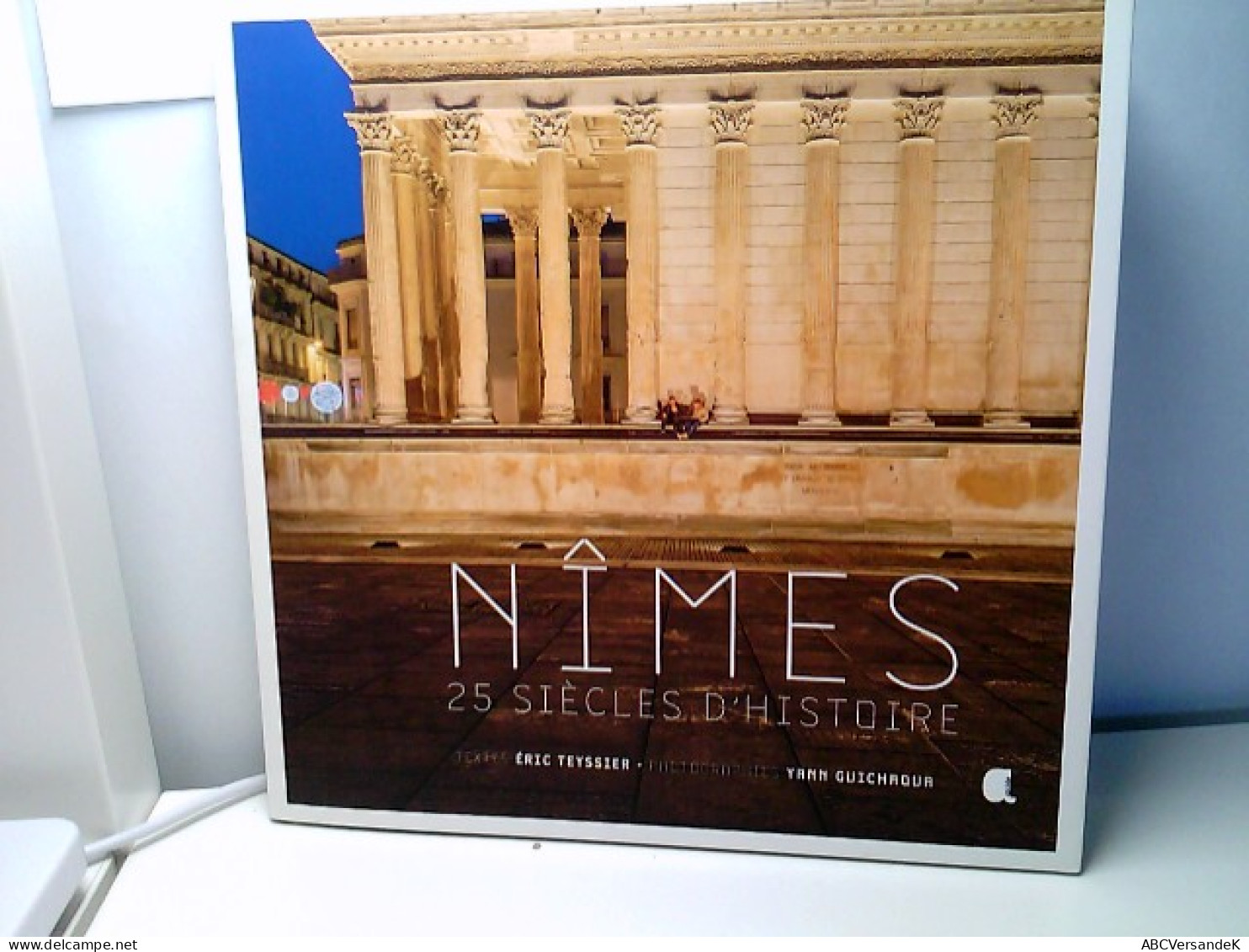 NIMES 25 Siècles Dhistoire (French Edition) - Other & Unclassified