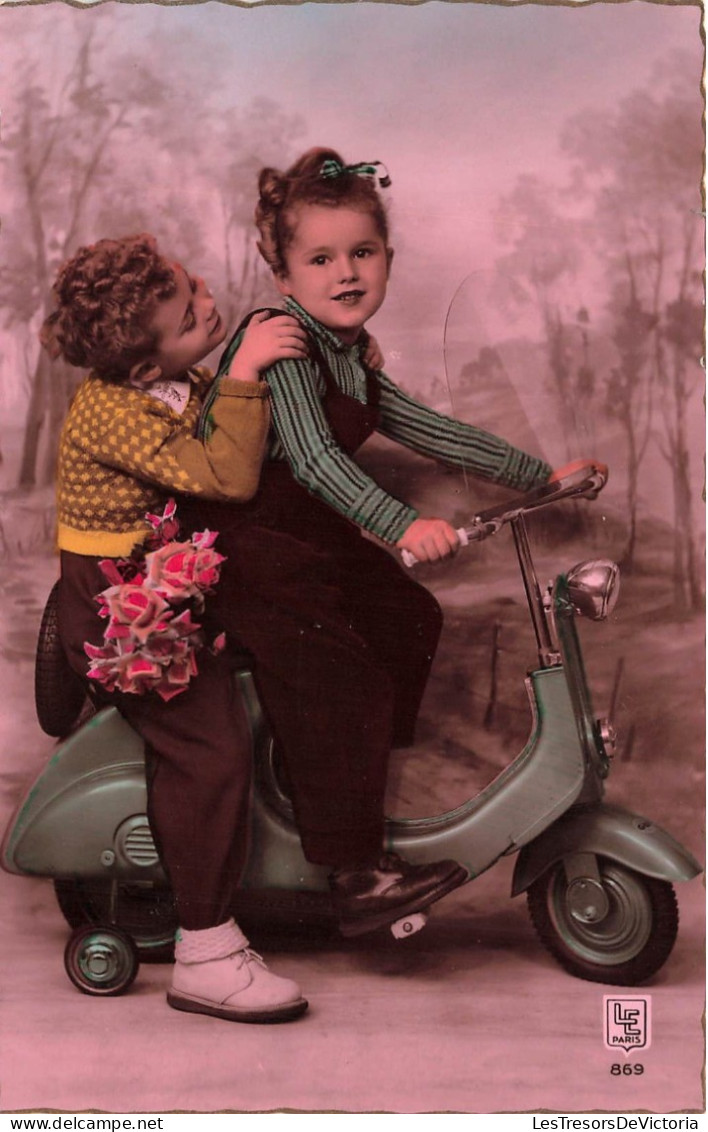 ENFANTS - Deux Sœurs Sur Une Petite Moto - Colorisé - Carte Postale Ancienne - Groupes D'enfants & Familles