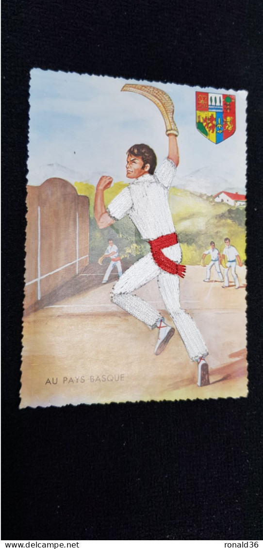 Cp AU PAYS BASQUE Sport PELOTE Joueur Jeu Mur Tenue Brodée Tissus Blanc Rouge Illustration Illustrateur - Jeux Régionaux