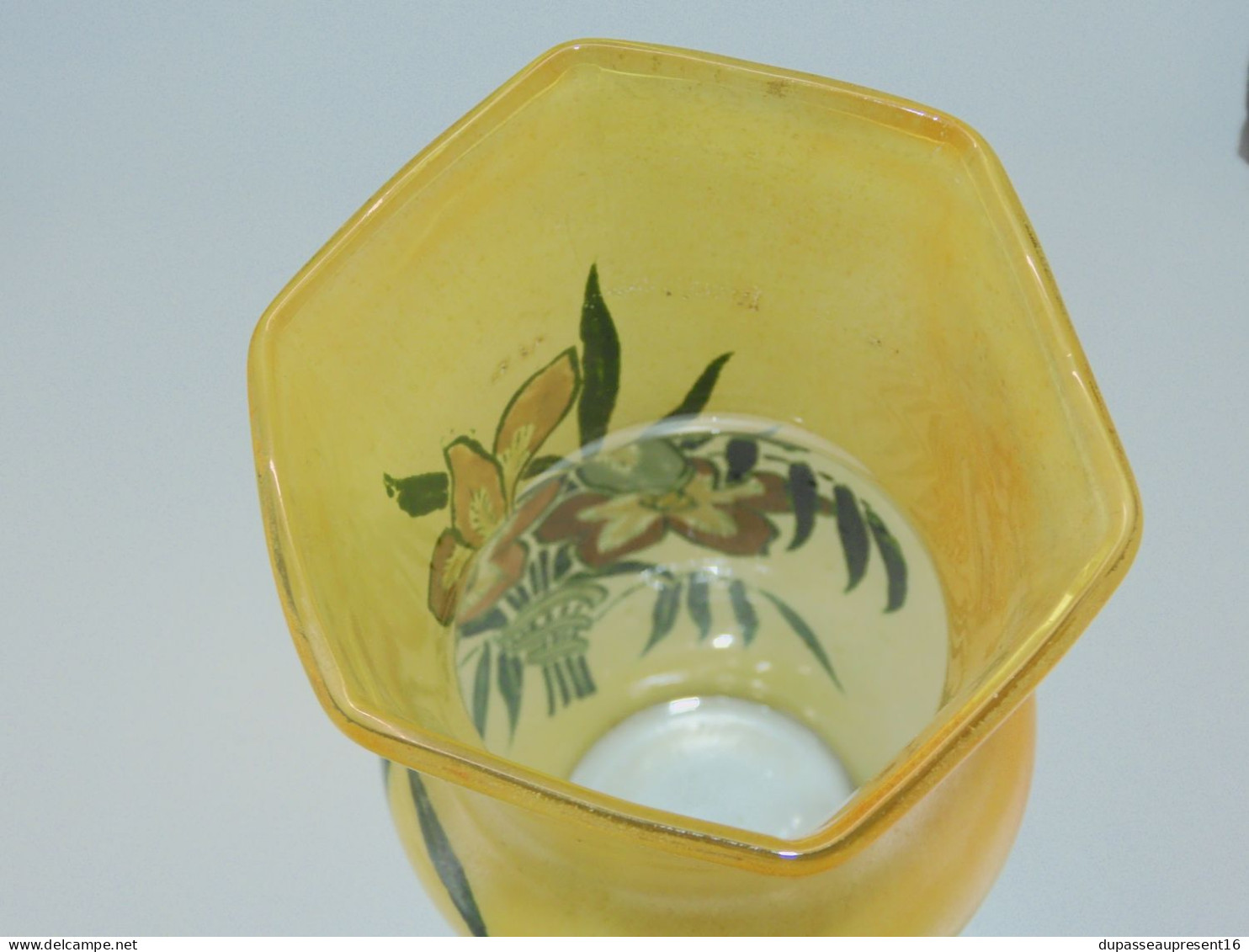 -JOLI VASE VERRE LEGRAS émaillé fleurs émail peint jaune & émail extérieur    E