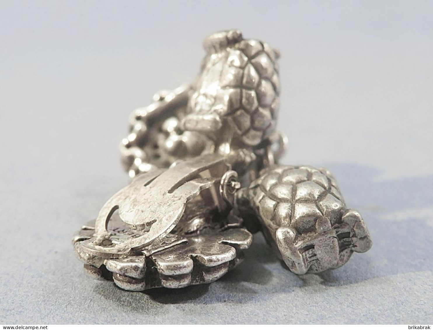 BOUCLES D'OREILLES TORTUES EN METAL ARGENTE