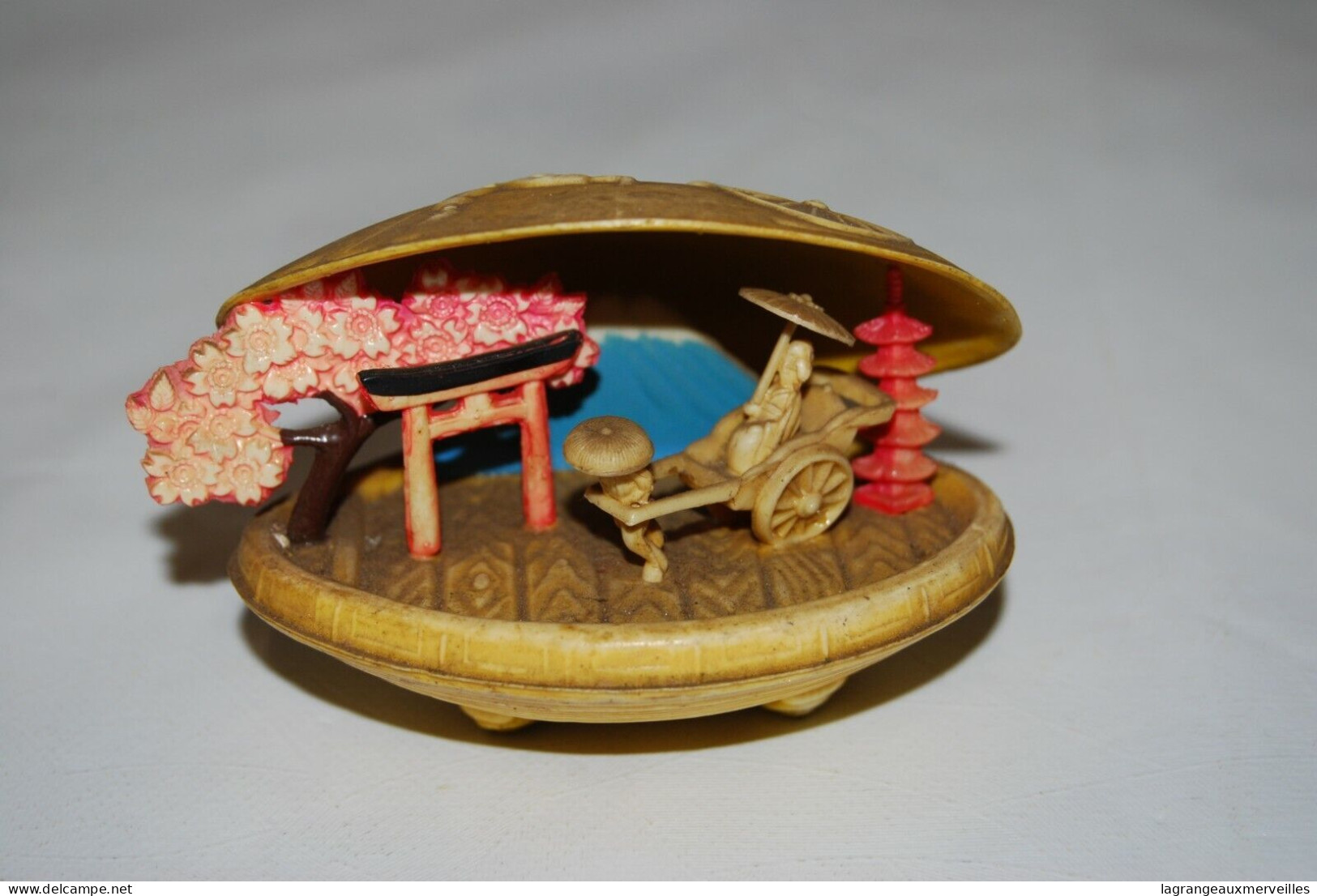 C101 Magnifique Miniature Dans Coquillage - Finesse Asiatique Sculpté - Coquillages