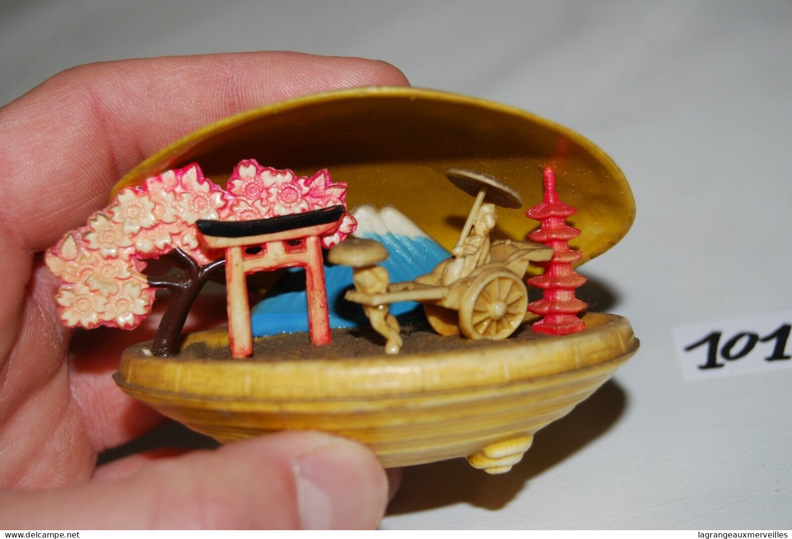 C101 Magnifique Miniature Dans Coquillage - Finesse Asiatique Sculpté - Coquillages