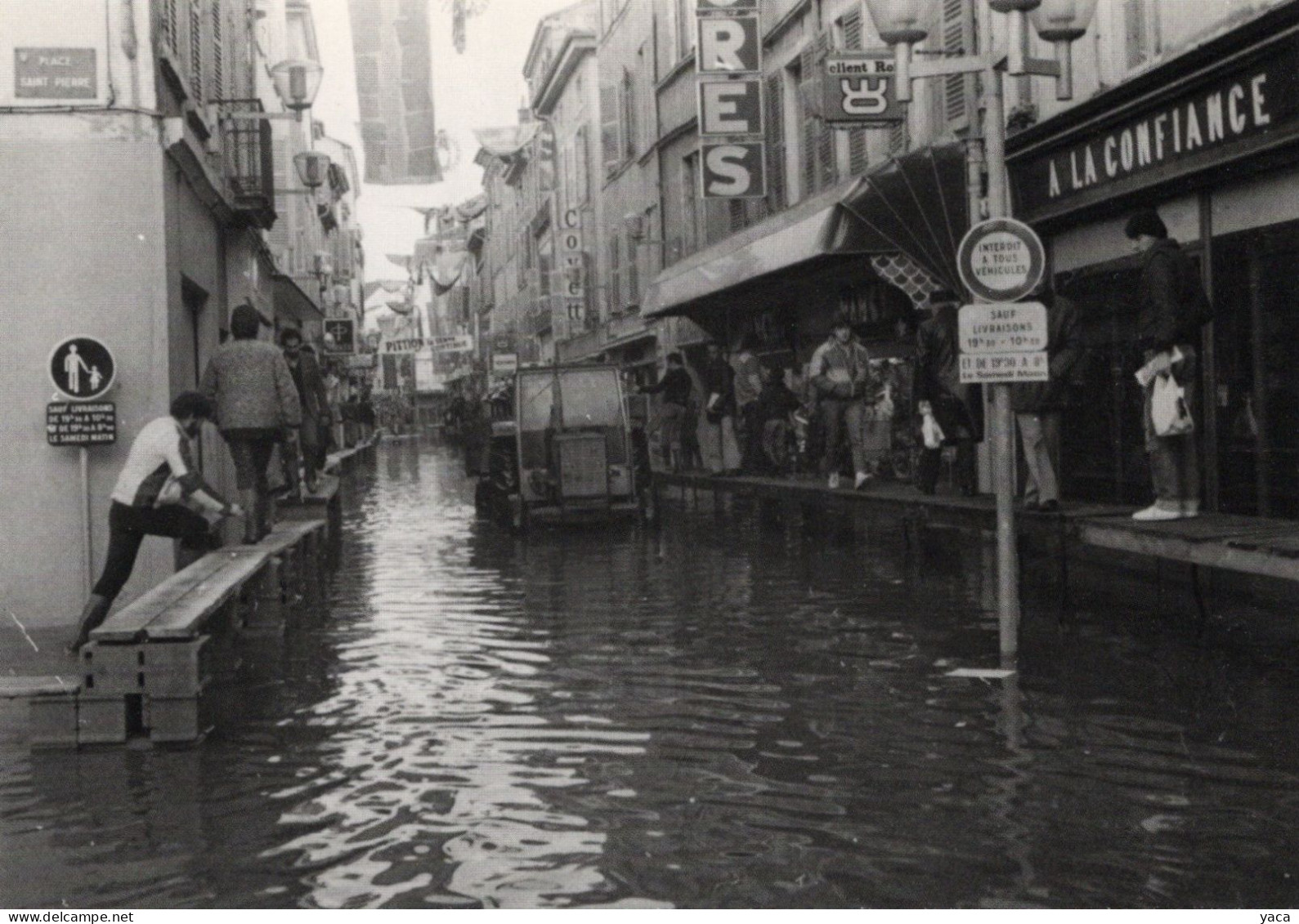 Macon - Inondations 1981 - La Rue Carnot - Commerce " à La Confiance - Inondations