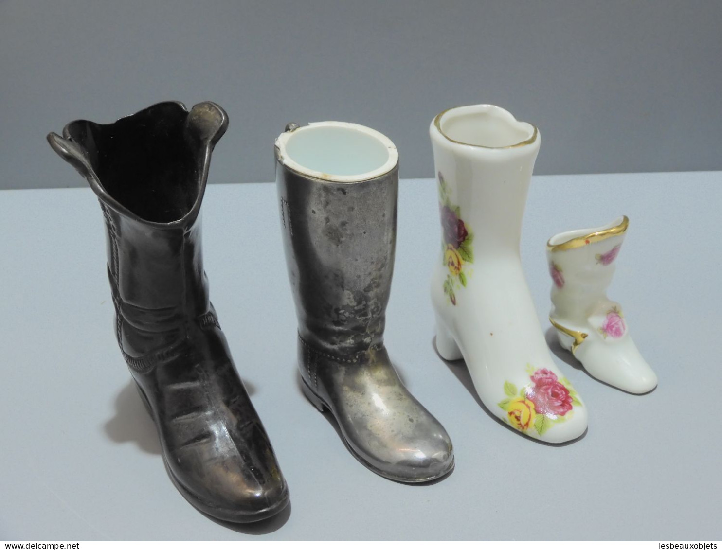 - 4 BOTTES MINIATURES 1 SANTIAG en BRONZE 1 BOTTE PORCELAINE SILVER PLATED  E