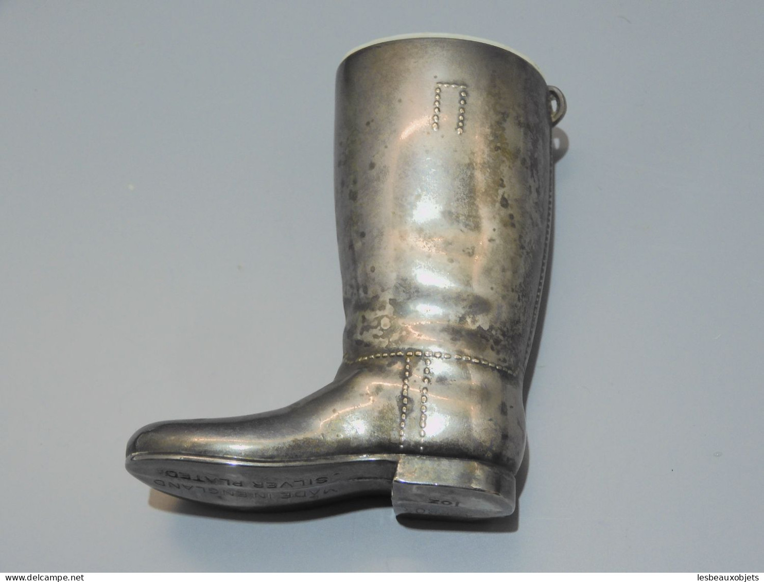 - 4 BOTTES MINIATURES 1 SANTIAG en BRONZE 1 BOTTE PORCELAINE SILVER PLATED  E