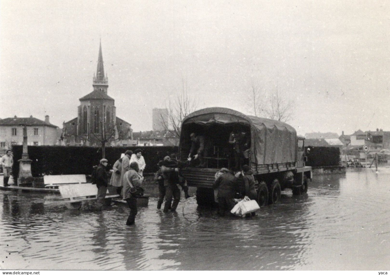 Macon - Inondations 1981 - Mise En Place Du Plan ORSEC à St Laurent  Par Les Militaires - Inondations