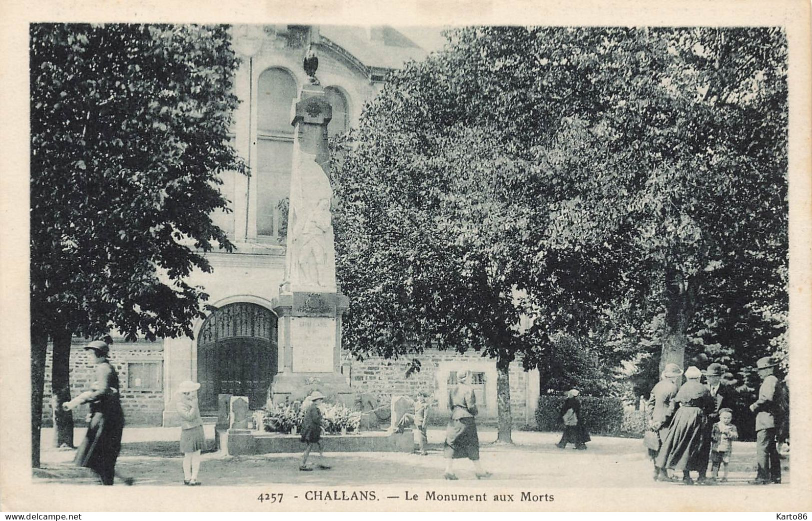 Challans * Place Et Le Monument Aux Morts * Villageois - Challans