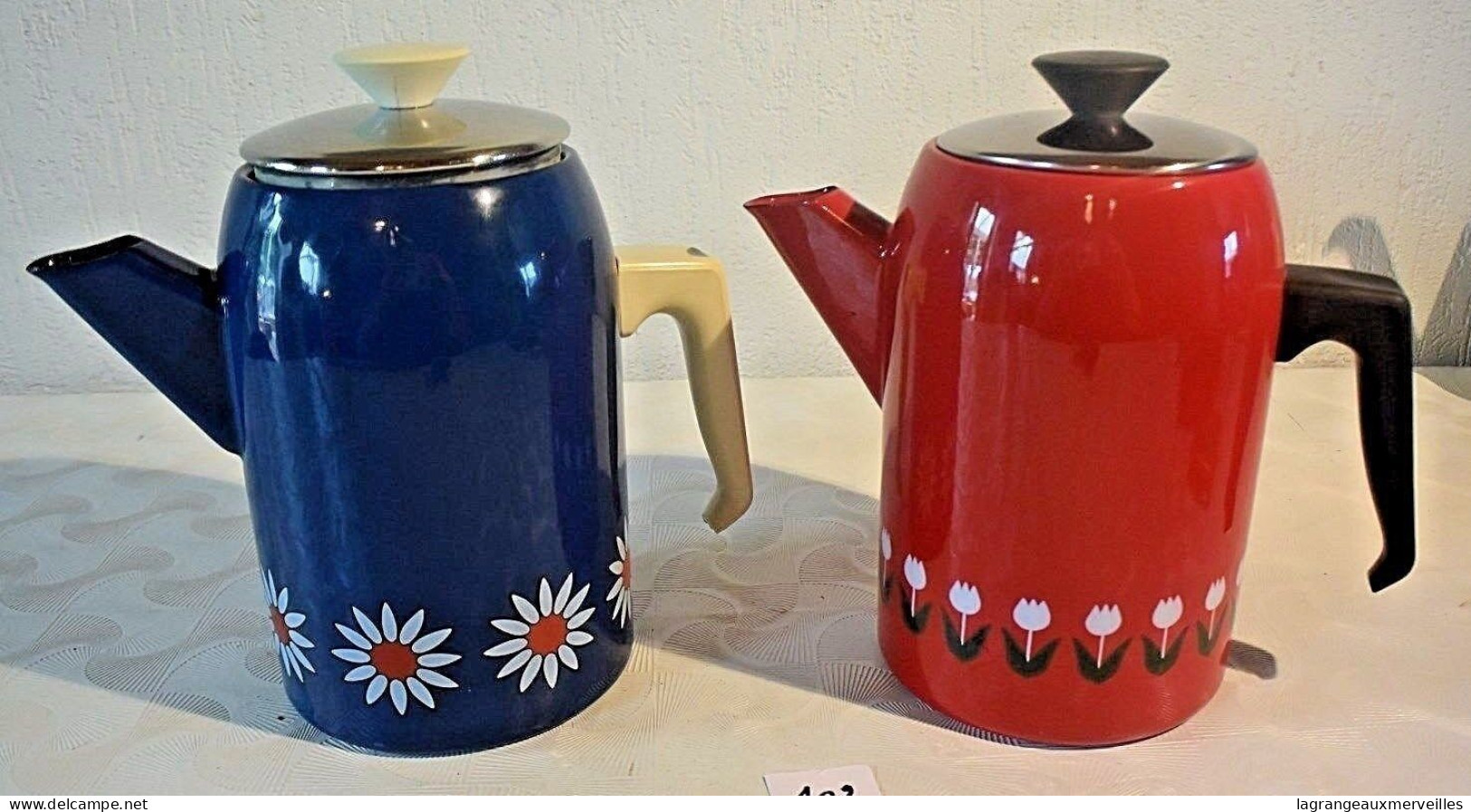 C102 2 Cafetières Ou Thermo Ancien En émaillé Rouge Et Bleu TBE - Jugendstil / Art Déco