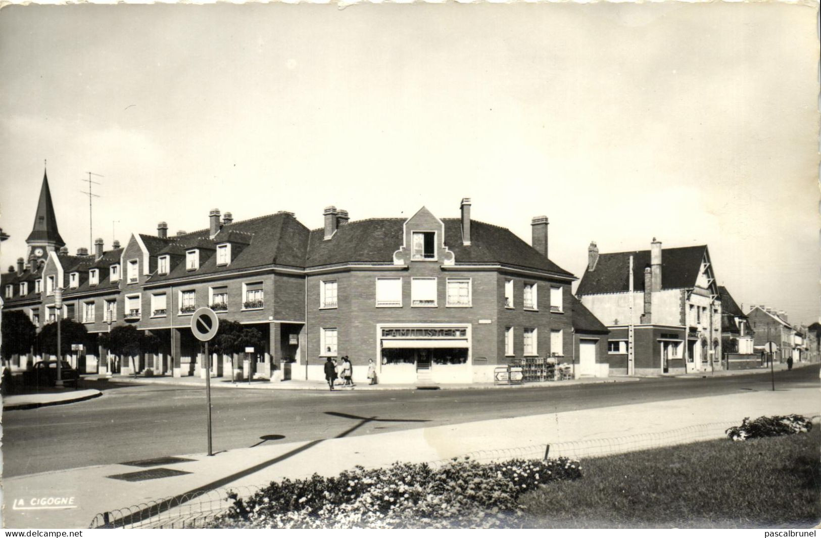 ROSIERES EN SANTERRE - PLACE DU MARECHAL LECLERC - Rosieres En Santerre