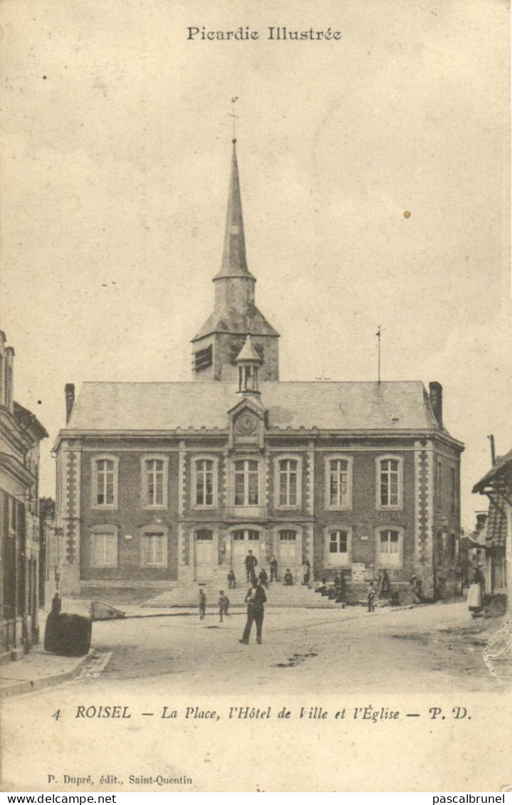 ROISEL - LA PLACE - L'HOTEL DE VILLE ET L'EGLISE - Roisel