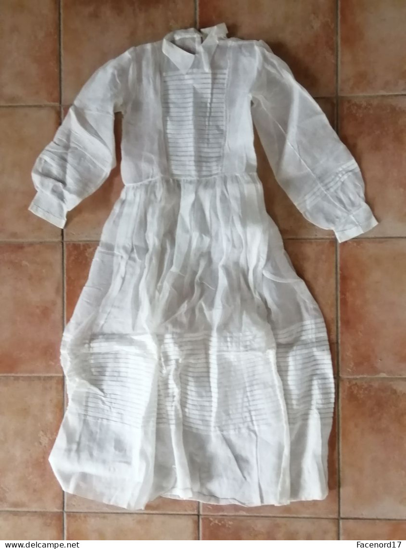 Robe Ancienne De Communiante Avec Fond De Robe, Noeud, Aumônière, Coiffe Et Mouchoir Brodé - A La Ville Du Puy - Laces & Cloth