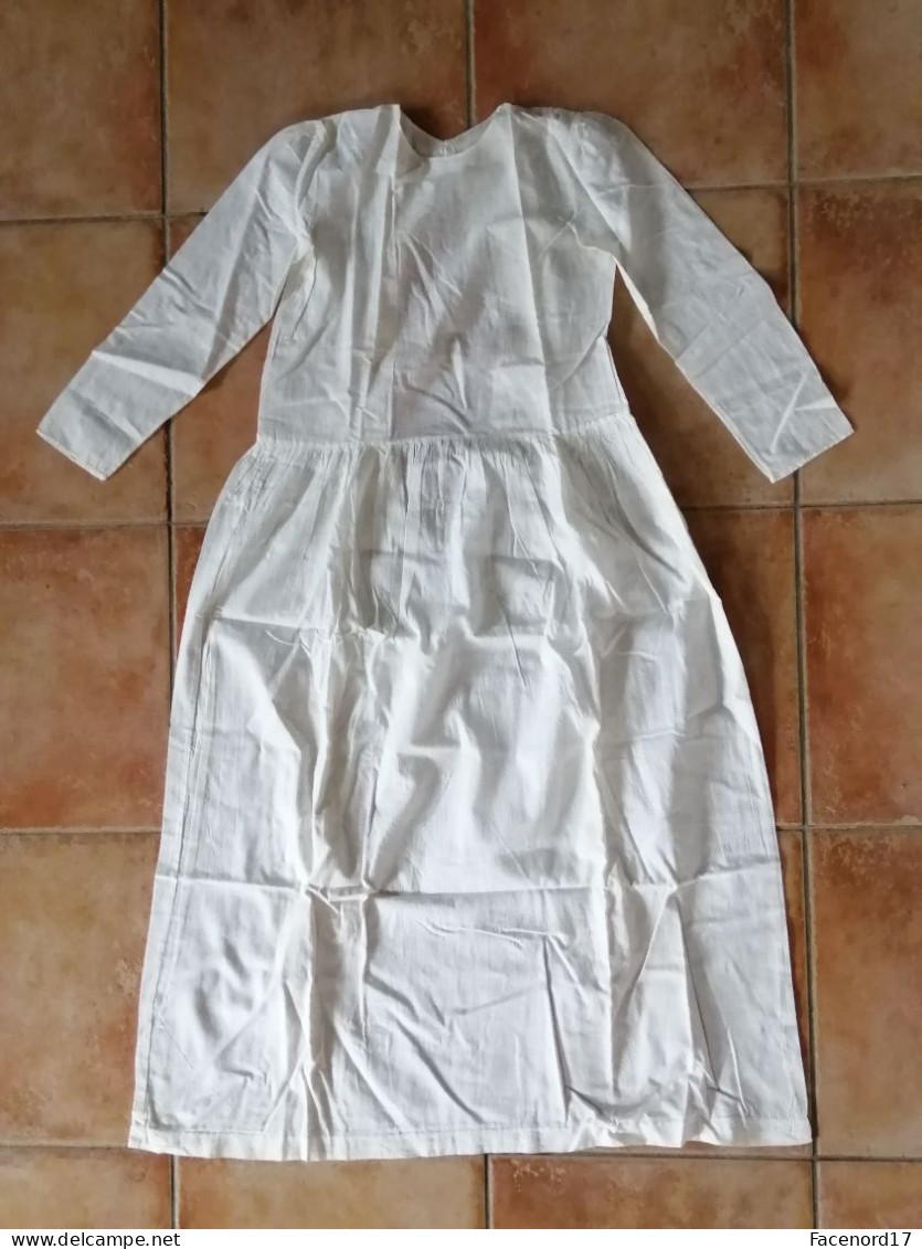 Robe Ancienne De Communiante Avec Fond De Robe, Noeud, Aumônière, Coiffe Et Mouchoir Brodé - A La Ville Du Puy - Laces & Cloth