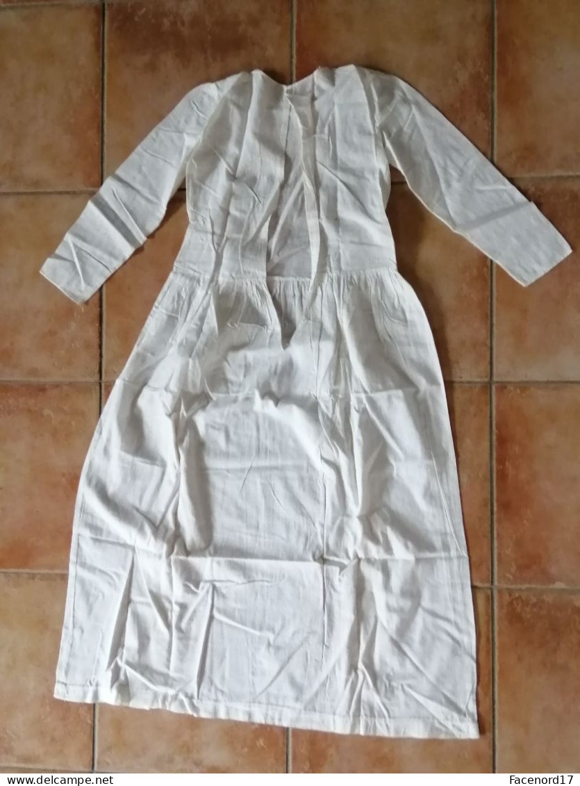 Robe ancienne de communiante avec fond de robe, noeud, aumônière, coiffe et mouchoir brodé - A la ville du Puy