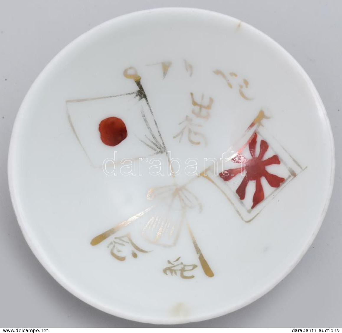 Japán Porcelán Katonai Szakés Csésze. Cca 1917-1918, Szibériai Expedíció. Kettős Zászlóval Díszített. Kis Kopással, Pere - Autres & Non Classés